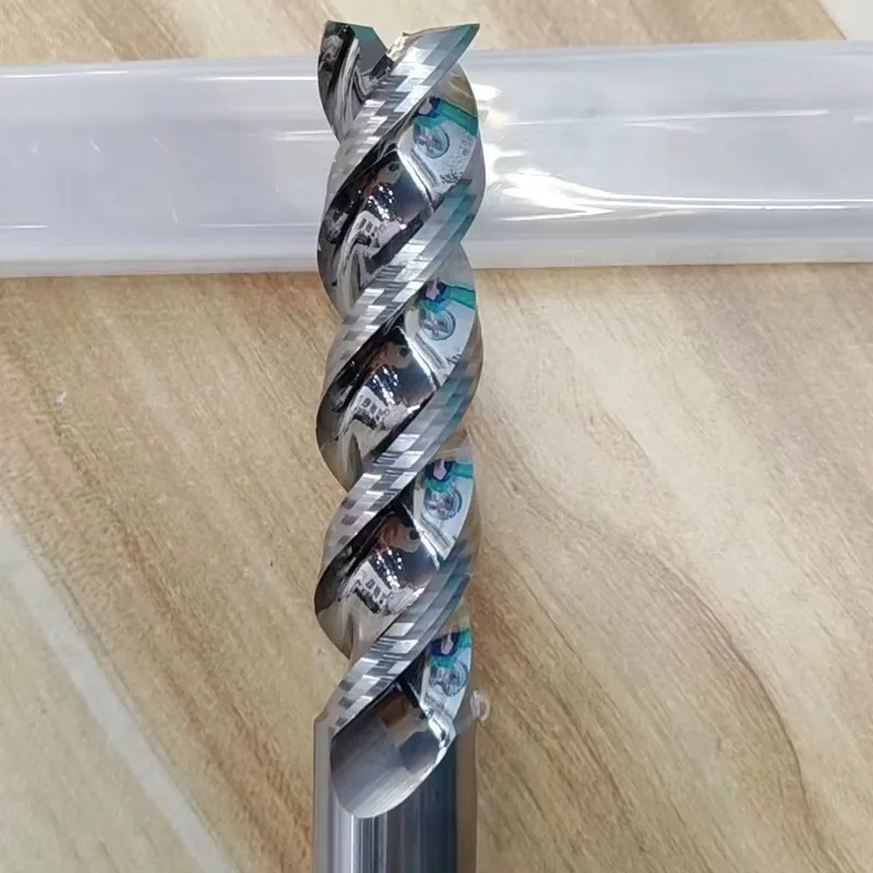 End Mill - Трёхзубая концевая фреза с большим углом